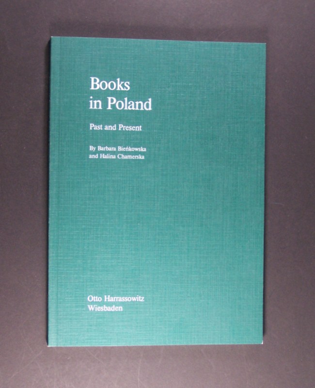 Books in Poland. Past and Present. By Barbara Bienkowska and Halina Chamerska. (= Publishing, Bibliography, Libraries, and Archives in Russia and Eastern Europe, Volume 1). - Bienkowska, Barbara and Halina Chamerska