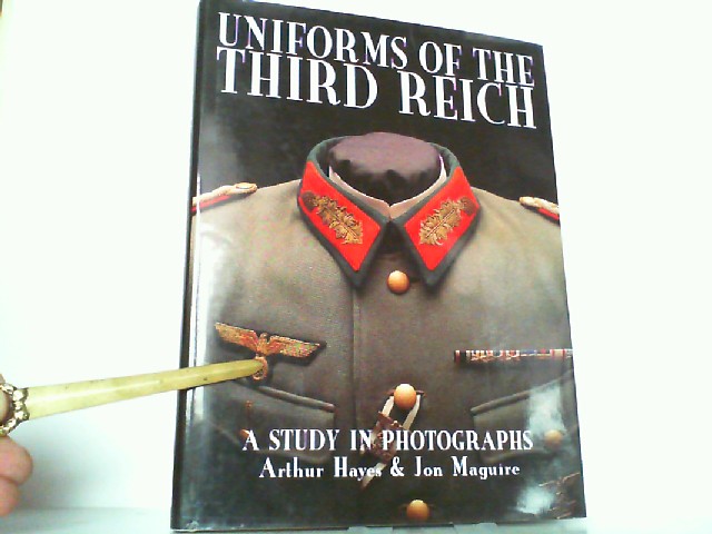 Uniforms of the Third Reich - A Study in Photographs. - Hayes, Arthur