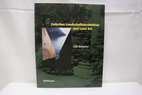 Zwischen Landschaftsarchitektur und Land Art Mit Vorworten von John Dixon Hunt und Stephen Bann. - Weilacher, Udo