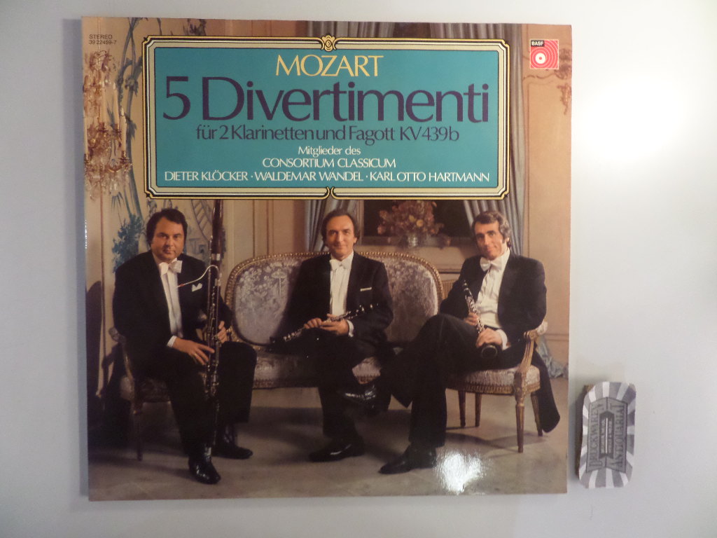 Mozart, Wolfgang Amadeus [Komponist] und Mitglieder des Consortium Classicum: Mozart : 5 Divertimenti für 2 Klarinetten und Fagott KV 439b [Vinyl, Doppel-LP, 39 22459-7].