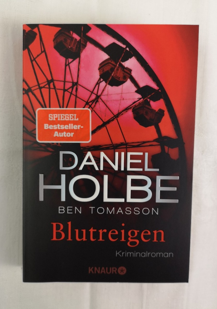 Holbe, Daniel und Ben Tomasson:  Blutreigen. Kriminalroman. 
