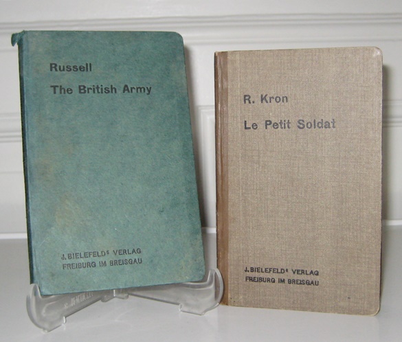 Russell, R. J. and R. Kron:  The British Army. Introducing Military Expressions and Institutions, obtaining in the British Empire and the United States. + Zugabe: Le Petit Soldat. Manuel des Principales Institutions Militaires et Guide Pratique en Pays Ennemi. 