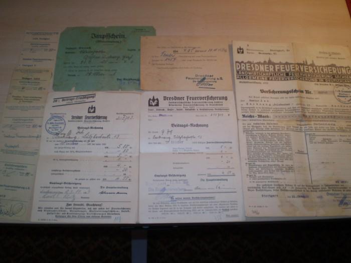 Zeitdokument. DRESDNER FEUERVERSICHERUNG. Versicherungsschein Nr. 215703 (Stuttgart, 21. Okt. 1935); Beitrags-Rechnung (19. Dez. 1939); Beitrags-Rechnung (23.11.1937); Mahn-Postkarte (10.10.1946); vier Einlieferungs-Scheine. Dazu: Impfschein des Versicherten (Gustav Zeh, 13. Mai 1921).