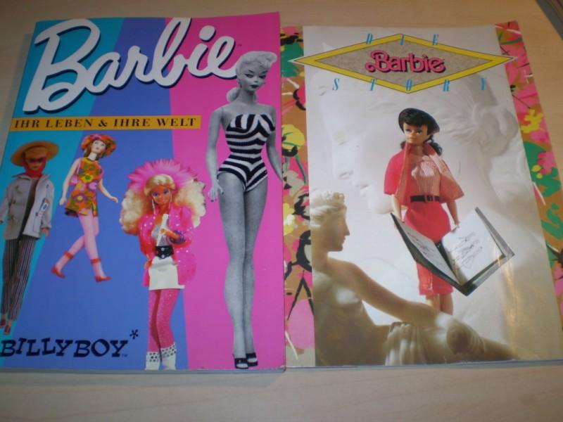 Pfitzinger, Hans. BARBIE. Ihr Leben & ihre Welt von Billy Boy. Dazu: Die Barbie Story ( Mattel GmbH, 1989, 16 Seiten, brochiert)