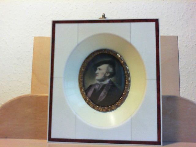  Elfenbein-Miniatur. Bildnis Richard Wagner. Auf Elfenbein-Platte gemalt. Bildnis oval eingefasst im Elfenbeinrahmen. 11,5 x 10,5 cm. Um 1900.