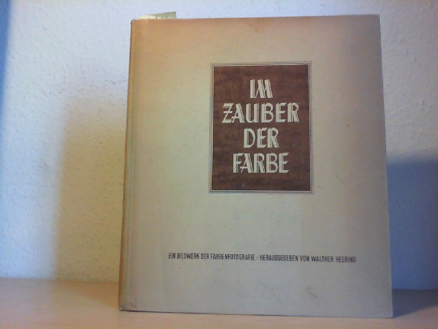 FOTO.- HEERING, WALTER (Hrsg.): Im Zauber der Farbe. Ein Bildwerk der Farbenfotografie. Mit 86 Farbtafeln.