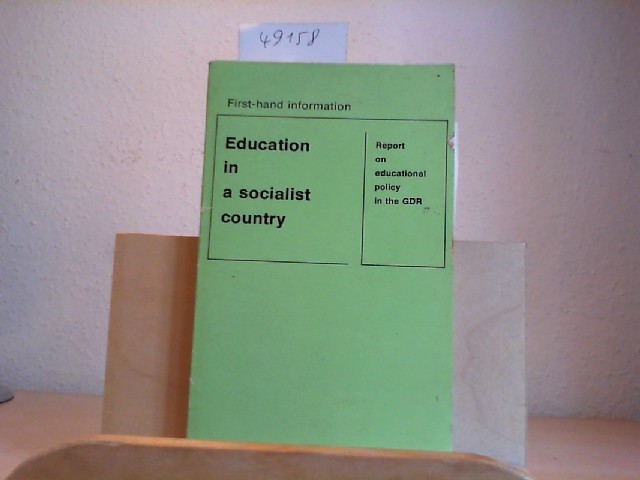 KLEIN, HELMUT: Education in a socialist country. Report on educational policy in the GDR. First Hand Information. First english edition.