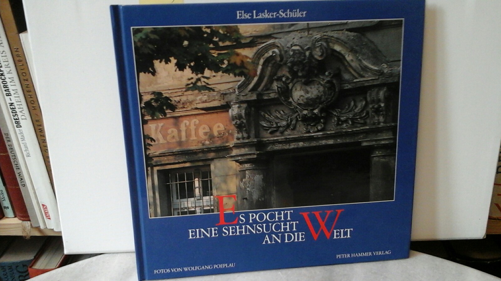 LASKER-SCHLER, ELSE: Es pocht eine Sehnsucht an die Welt. Fotos und Textausw. von Wolfgang Poeplau. Erste /1./ Ausgabe.