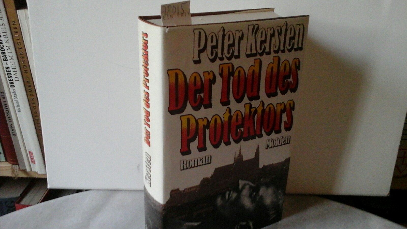 KERSTEN, PETER: Der Tod des Protektors. Roman. Erste/ 1./ Auflage.