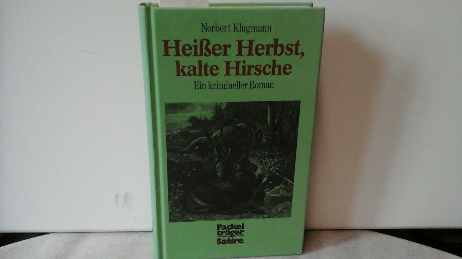KLUGMANN, NORBERT: Heisser Herbst, kalte Hirsche. Ein krimineller Roman. Erste/1./ Auflage.