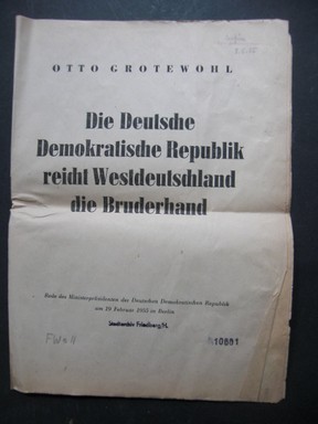GROTEWOHL, OTTO: Die Deutsche Demokratische  Republik reicht Westdeutschland die Bruderhand. Rede des Ministerpräsidenten der DDR am 19.Febr. 1955.