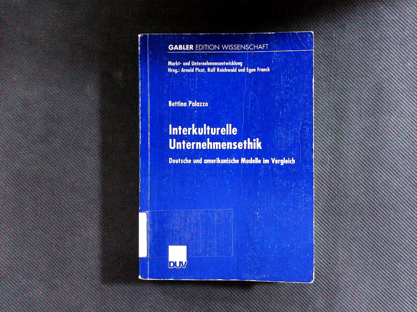 Interkulturelle Unternehmensethik: Deutsche und Amerikanische Modelle im Vergleich. (Gabler Edition Wissenschaft : Markt- und Unternehmensentwicklung). - Palazzo, Bettina