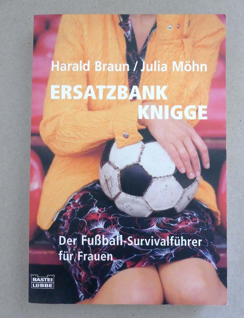 Ersatzbank Knigge. Der Fußball-Survivalführer für Frauen. Mit einem Vorwort von Simone Buchholz.  0 - Braun, Harald u. Julia Möhn.
