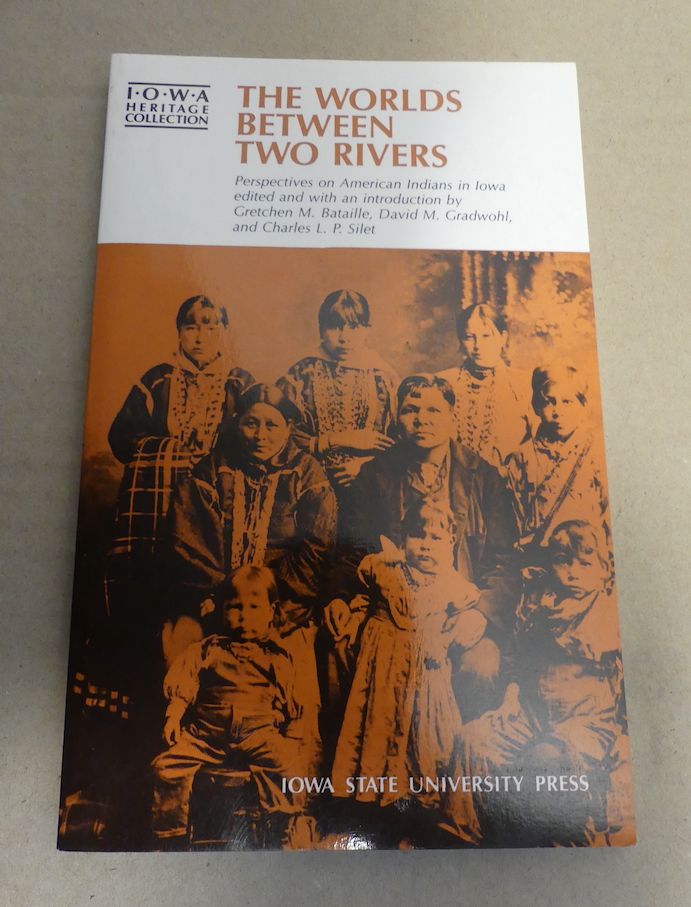 The Worlds between two Rivers. Perspectives on American Indians in Iowa /signed  0 - Bataille, Gretchen M., Gradwohl, David M. and Charles L.P. Silet (Ed.)