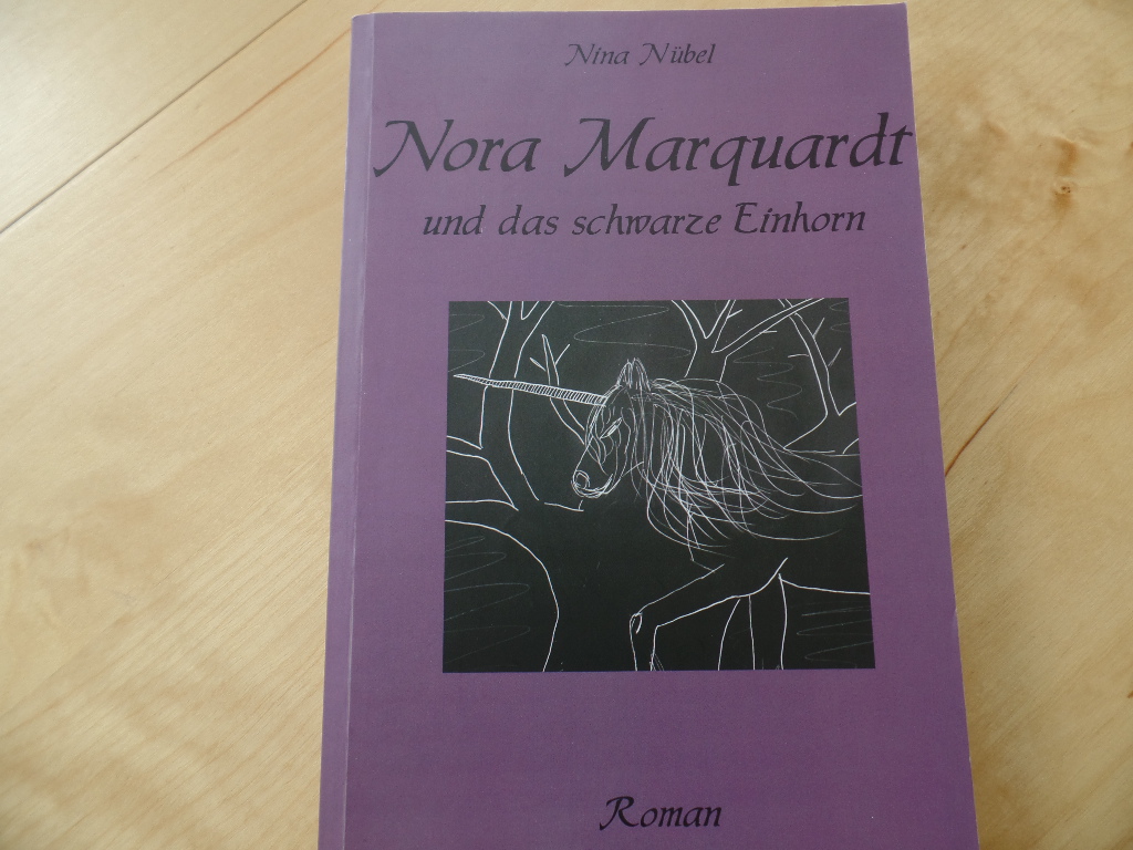 Nbel, Nina:  Nora Marquardt und das schwarze Einhorn : [Roman]. 