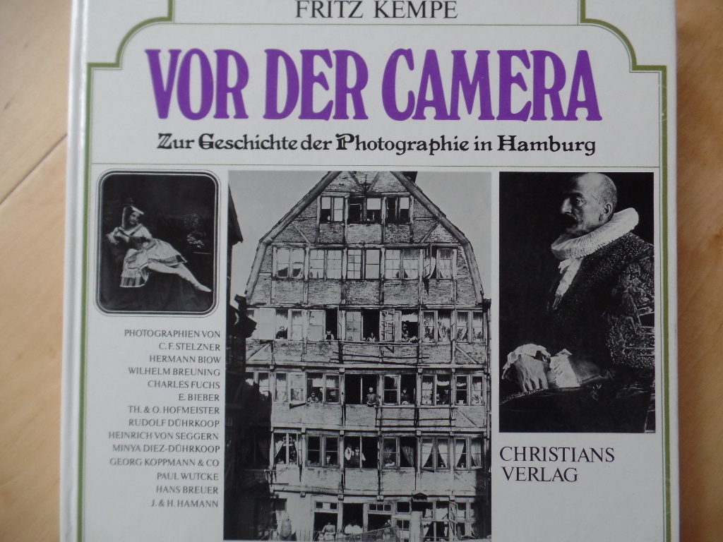 Kempe, Fritz:  Vor der Camera [Kamera] : zur Geschichte der Photographie in Hamburg. 