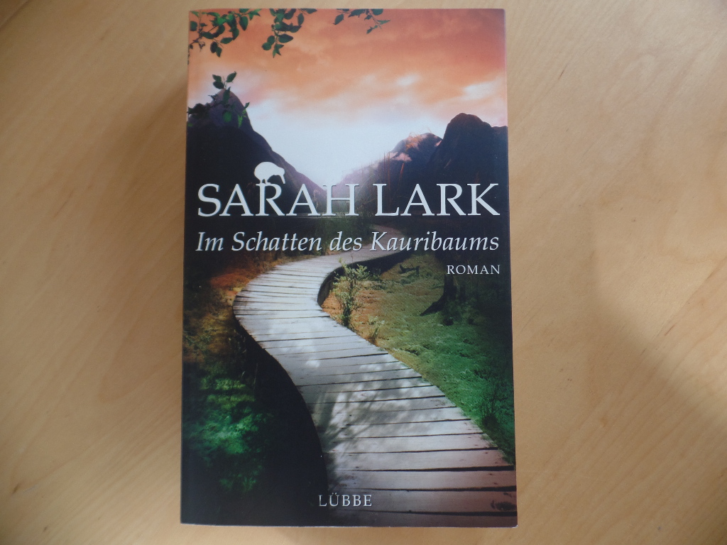 Lark, Sarah:  Im Schatten des Kauribaums : Roman. 