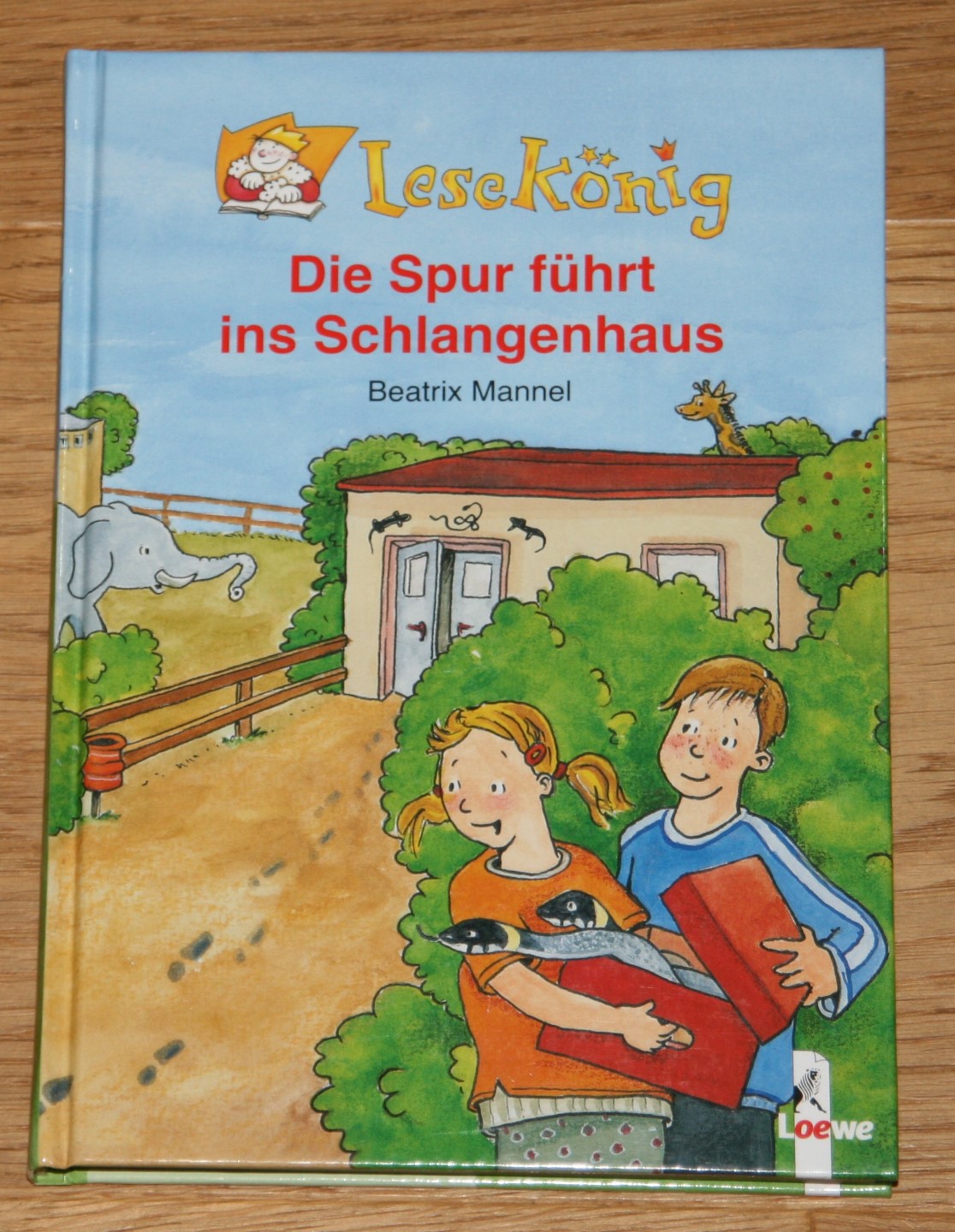 Die Spur führt ins Schlangenhaus. [Reihe: Lesekönig. Eine Geschichte für Leseprofis.], 1. Auflage, - Mannel, Beatrix und Anne Wöstheinrich (Zeichnungen)