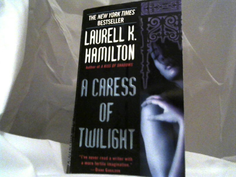 Hamilton, Laurell K.: A Caress of Twilight.