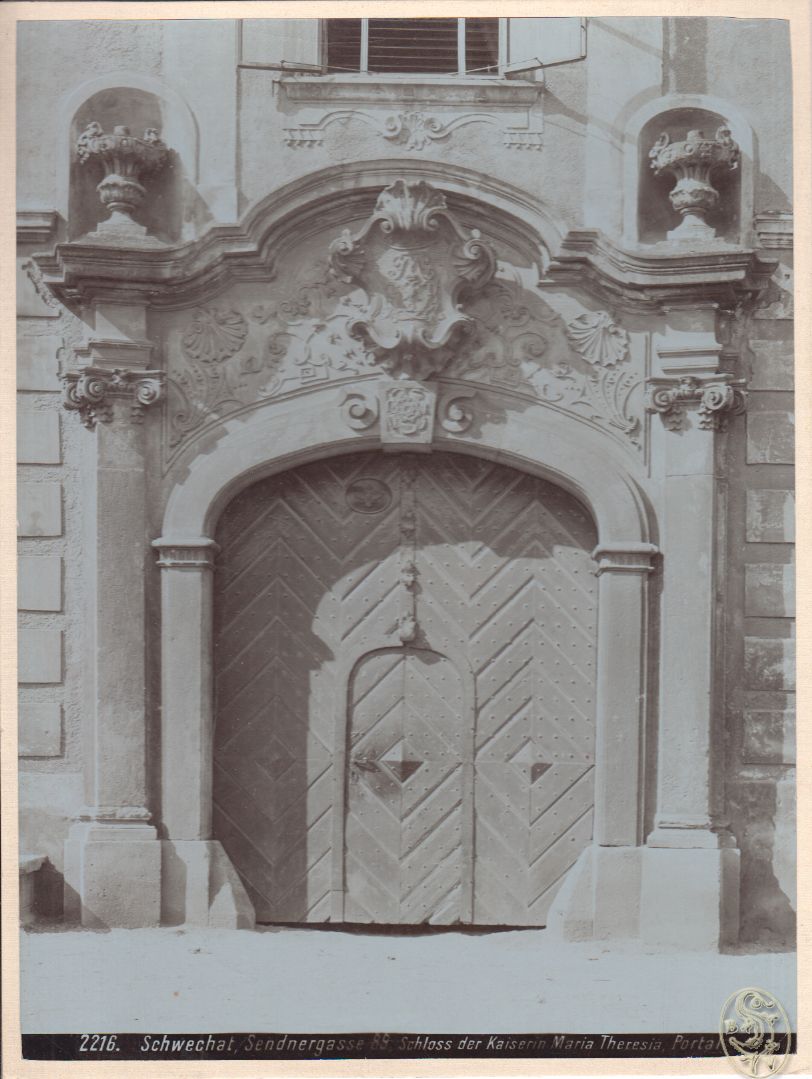  Schwechat, Sendnergasse 89, Schloss der Kaiserin Maria Theresia, Portal. 2216.