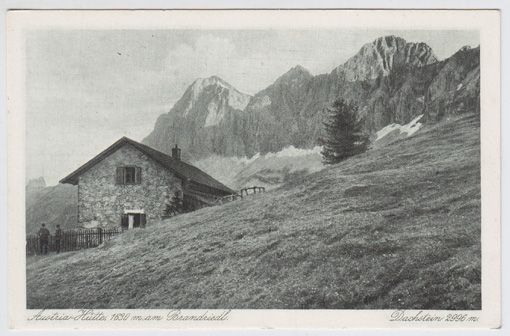 Austria-Hütte 1630 m am Brandriedl. Dachstein 2996 m.