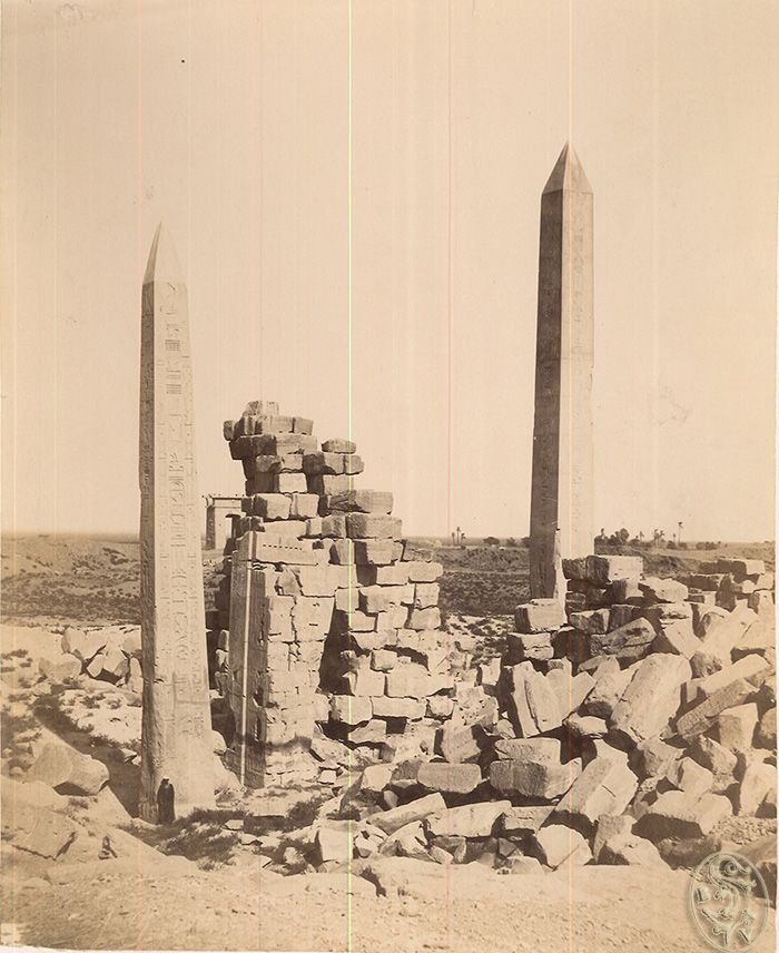  Zwei Obelisken beim Tempel von Karnak.