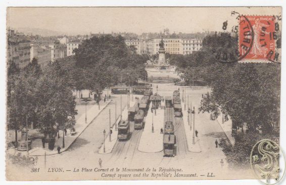 Lyon. - La Place Carnot et le Monument de la République.