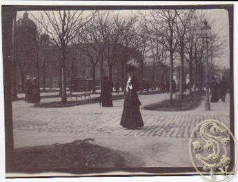  `Wien, sterreich 1908` Elegante Dame auf dem Ring - im Hintergrund das Naturhistorische Museum.