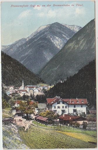  Franzenfeste (747 m) an der Brennerbahn in Tirol.