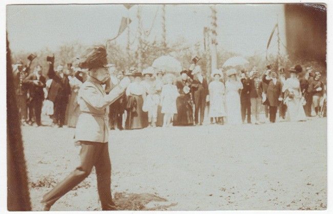  Kaiser Franz Joseph bei Begrung eines Empfangs. Im Hintergrund Damen und Kinder und Herren die ihre Zylinder zur Begrung schwenken.