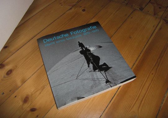 Kunst- Und Ausstellungshalle Der Bundesrepublik Deutschland in Zusammenarbeit Mit Klaus Honnef, Rolf Sachsse Und Karin Thomas (Hrsg.) Deutsche Fotografie. Macht Eines Mediums 1870 - 1970.