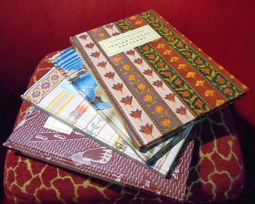 The Victoria and Albert Colour Books. Konvolut: Novelty Fabrics/ Indian Floral Patterns/ Decorative Endpapers/  Ornate Wallpapers, 4 Bände/volumes