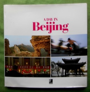 A Day in Beijing. - Schriever, Silja (Text); Röh, Frederik (Photos)